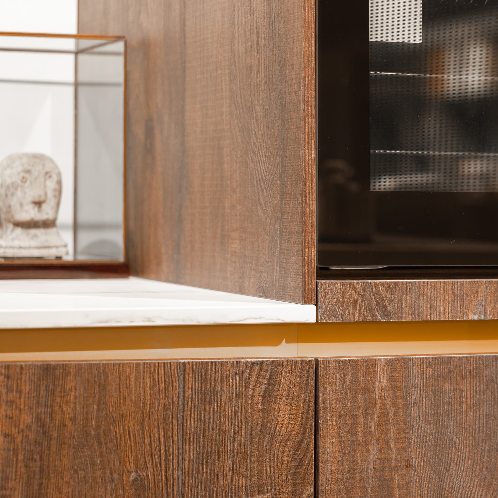 Donkerhouten keuken met bronzen details
