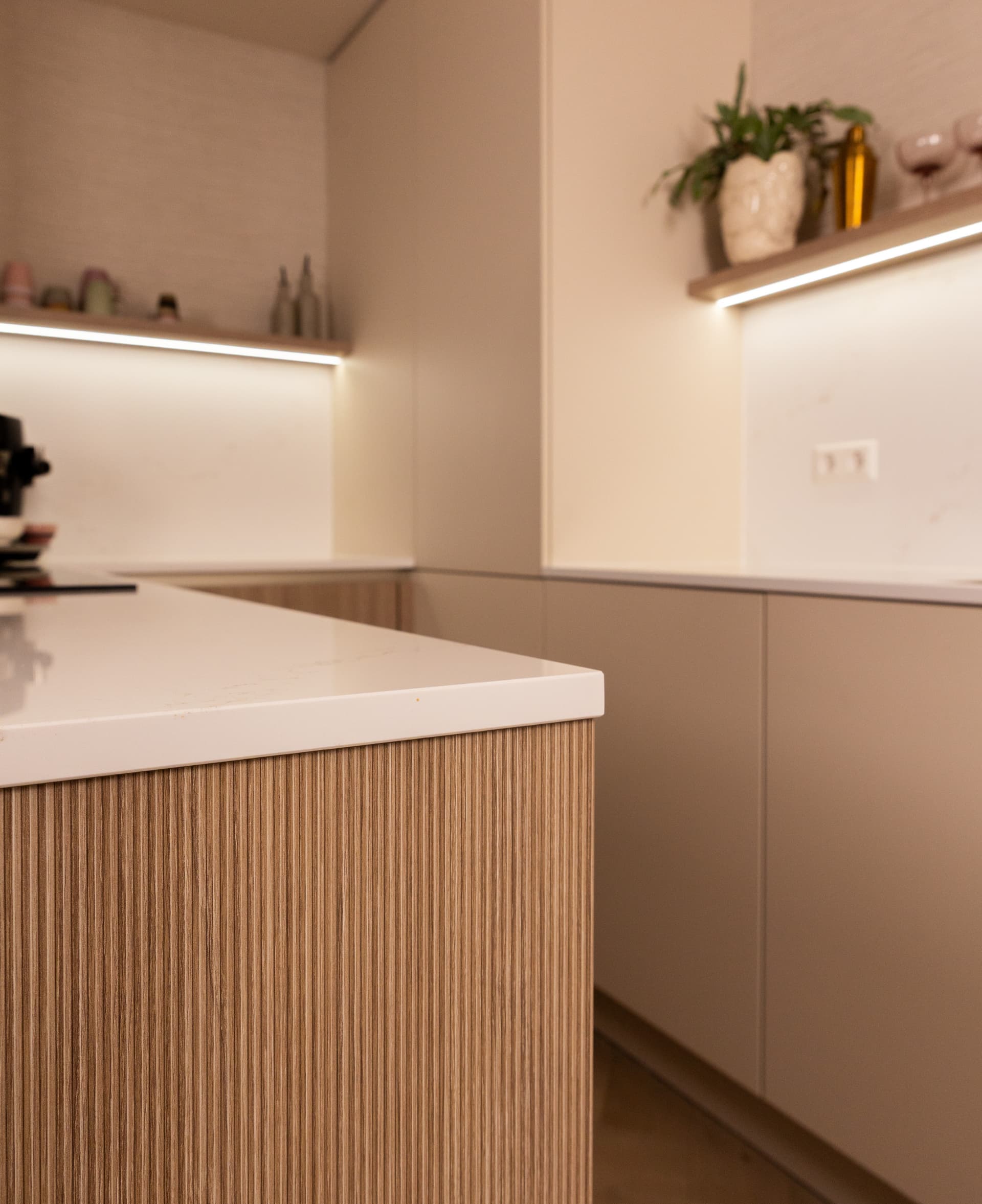 Beige U-keuken met wandplanken