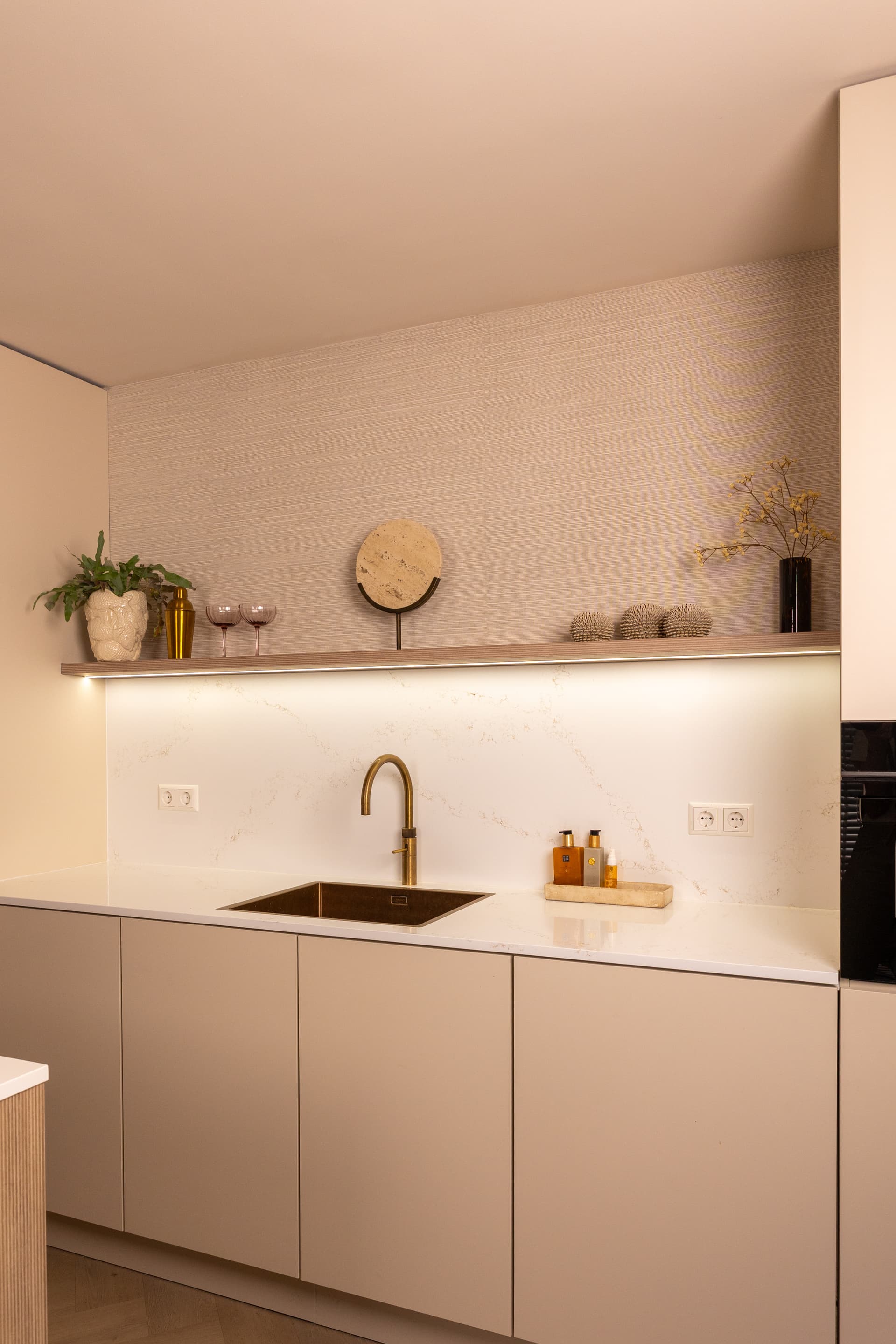 Greeploze beige eilandkeuken 