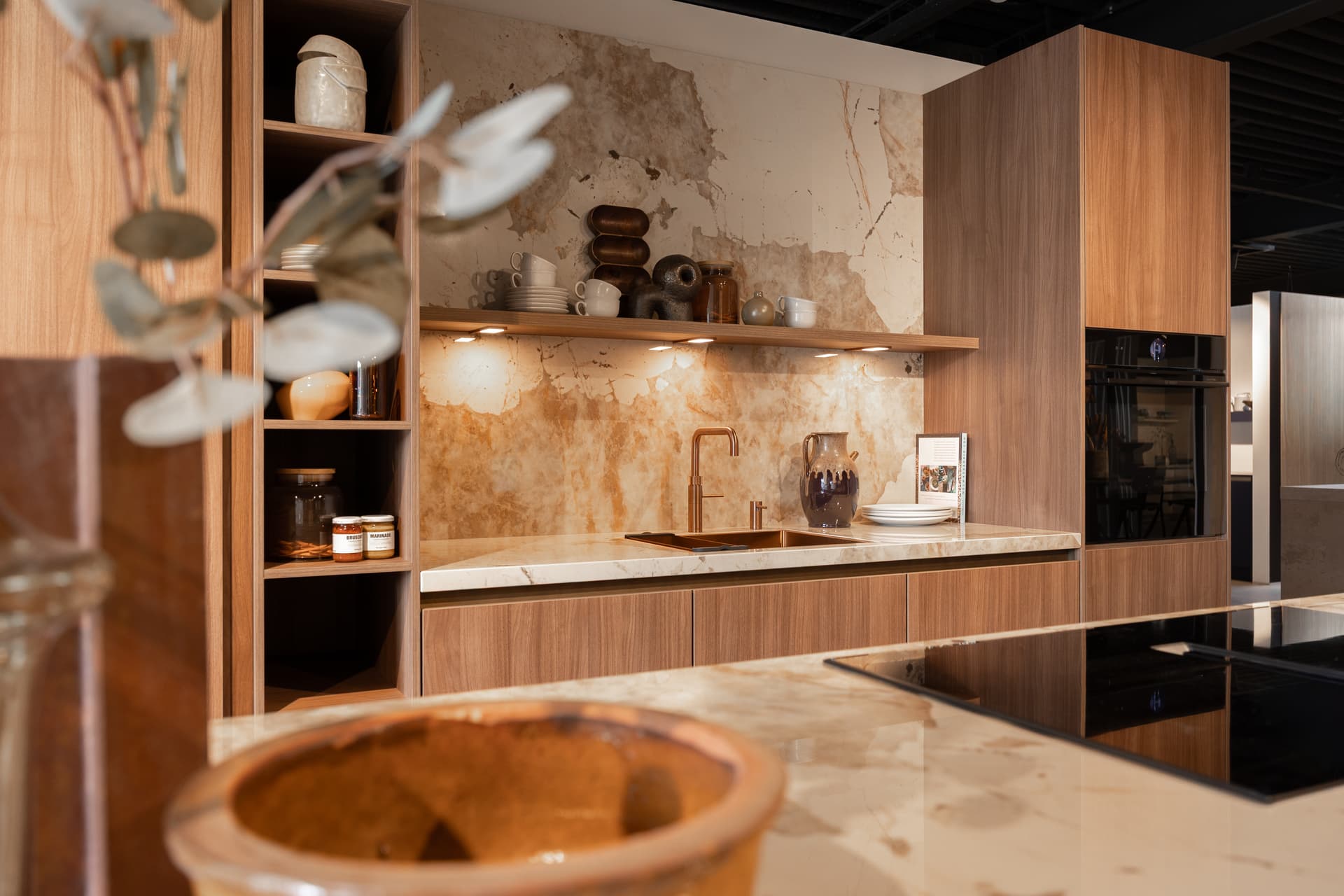 Houten keuken met beige marmer keukenblad en keukenwand en kookeiland 