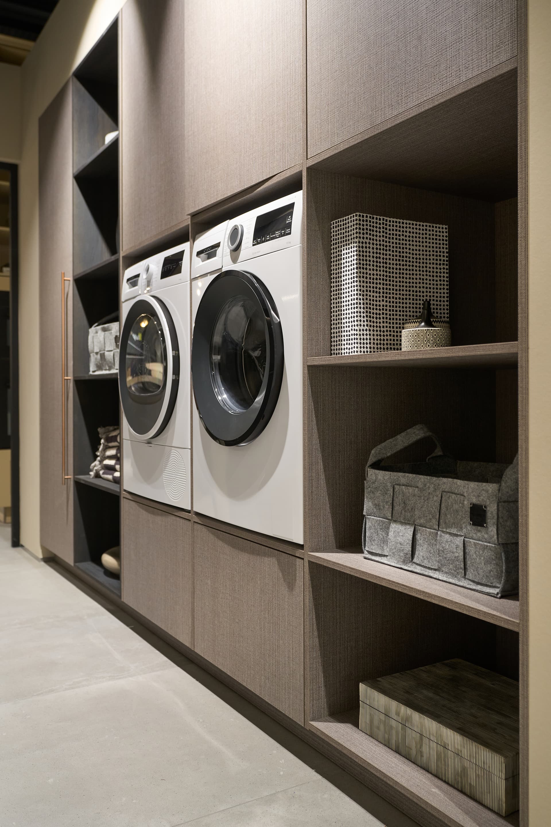 Bijkeuken met wasmachine en droger en linnenlook deurtjes