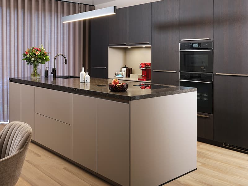 Keuken-met-kookeiland-en-kastenwand