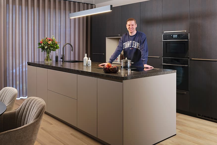 Kookeiland-met-kastenwand-en-donkere-fronten