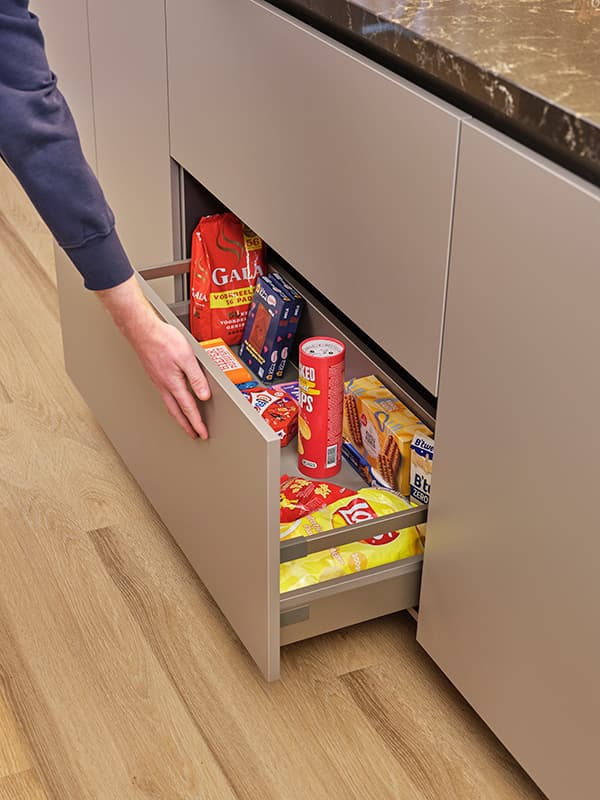 Ruime-keukenlade-in-kookeiland