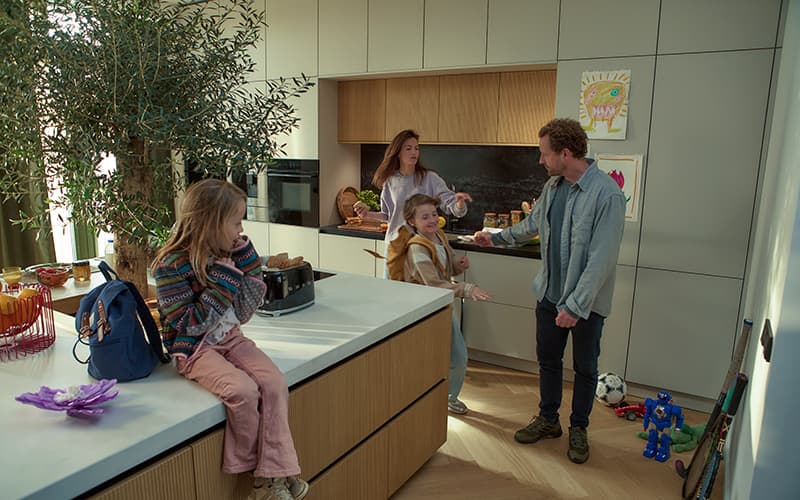 Gezin-in-keuken-met-kastenwand-en-kookeiland
