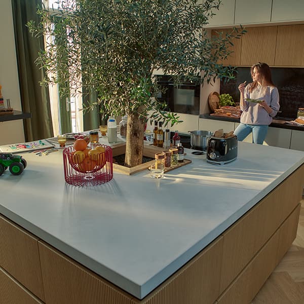 Vrouw-ontbijt-in-keuken