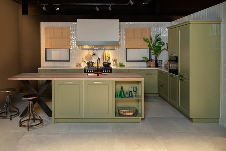 Tulp-Rietgroen-eilandkeuken-met-bar