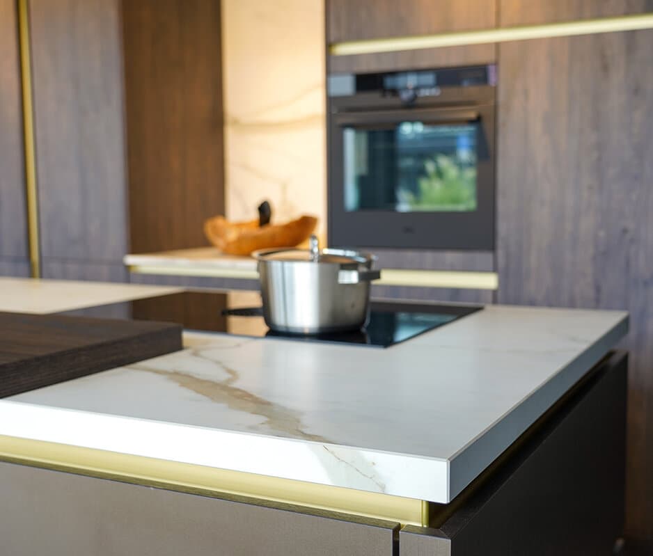 Keuken met dun keramisch keukenblad