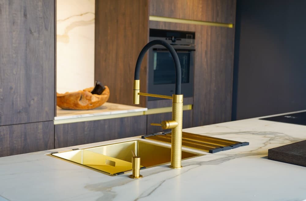 Keramisch werkblad met gouden elementen