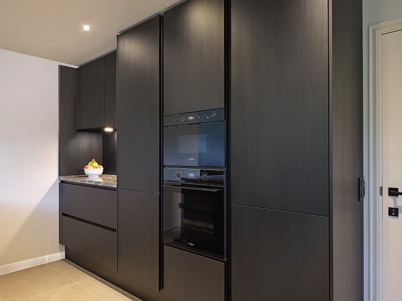 Kastenwand-met-zwarte-fronten-en-nis