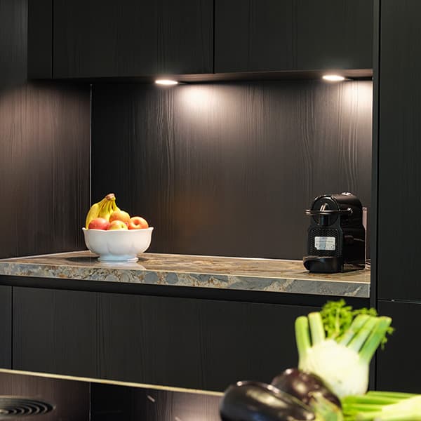 Nis-in-zwarte-keuken-met-spots