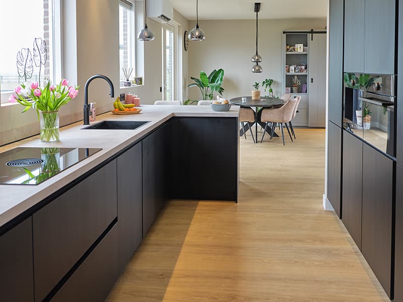 Keuken-met-bar-en-kastenwand-zwart.jpg