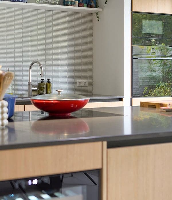 Betegelde-achterwand-keuken-met-Quooker