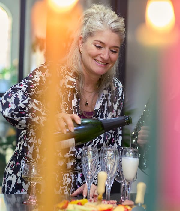 Champagne-inschenken-in-keuken