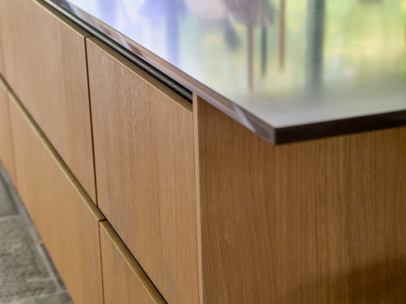 Eikenhouten-fronten-en-lichtgrijs-marmeren-werkblad-Ceasarstone