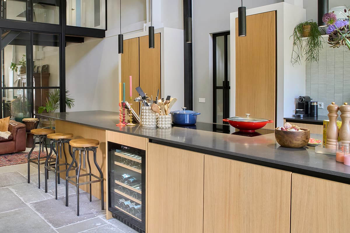 Houten-eilandkeuken-in-woonhuis-omgebouwd-tot-kerk