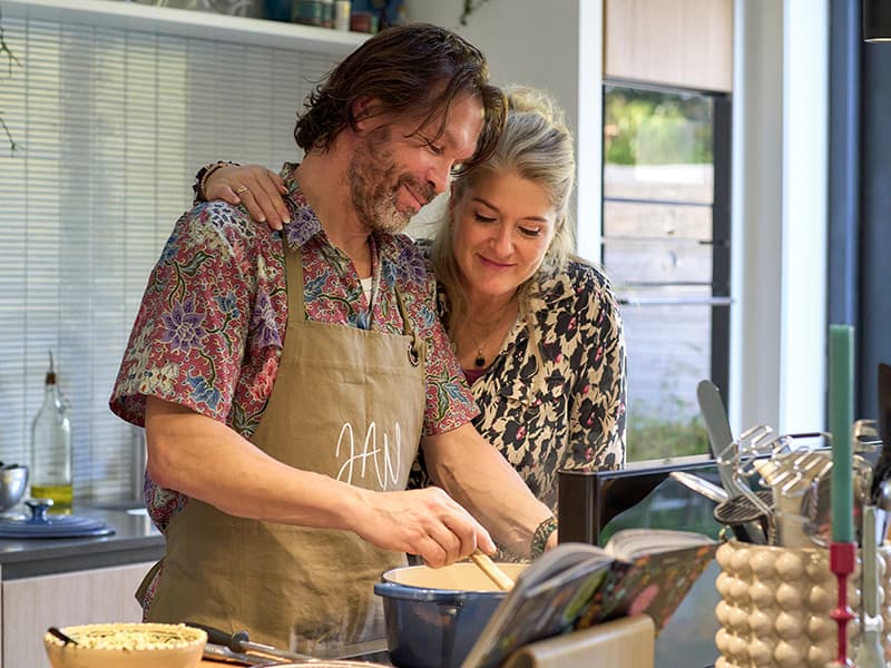 Jan-en-Brenda-koken-in-keuken