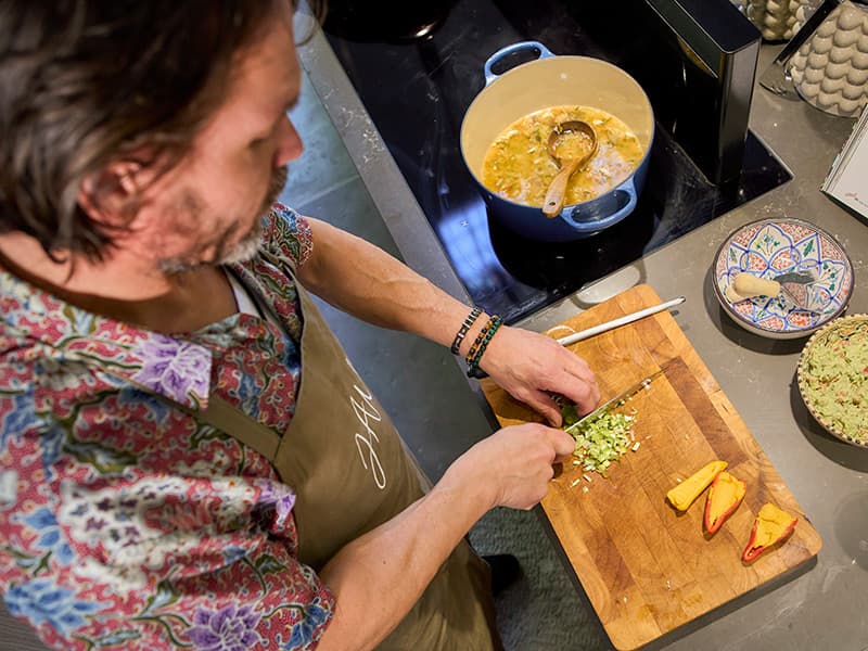 Voormalig-professioneel-chef-in-keuken