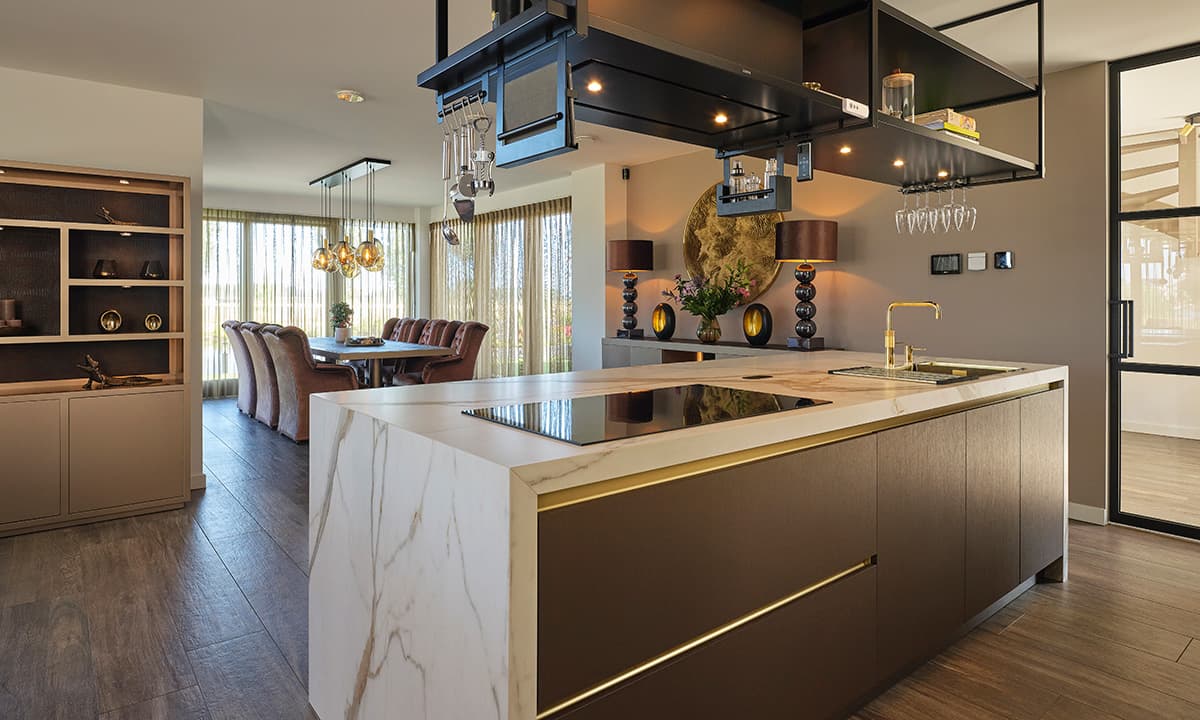 Kookeiland wit werkblad met bronzen fronten