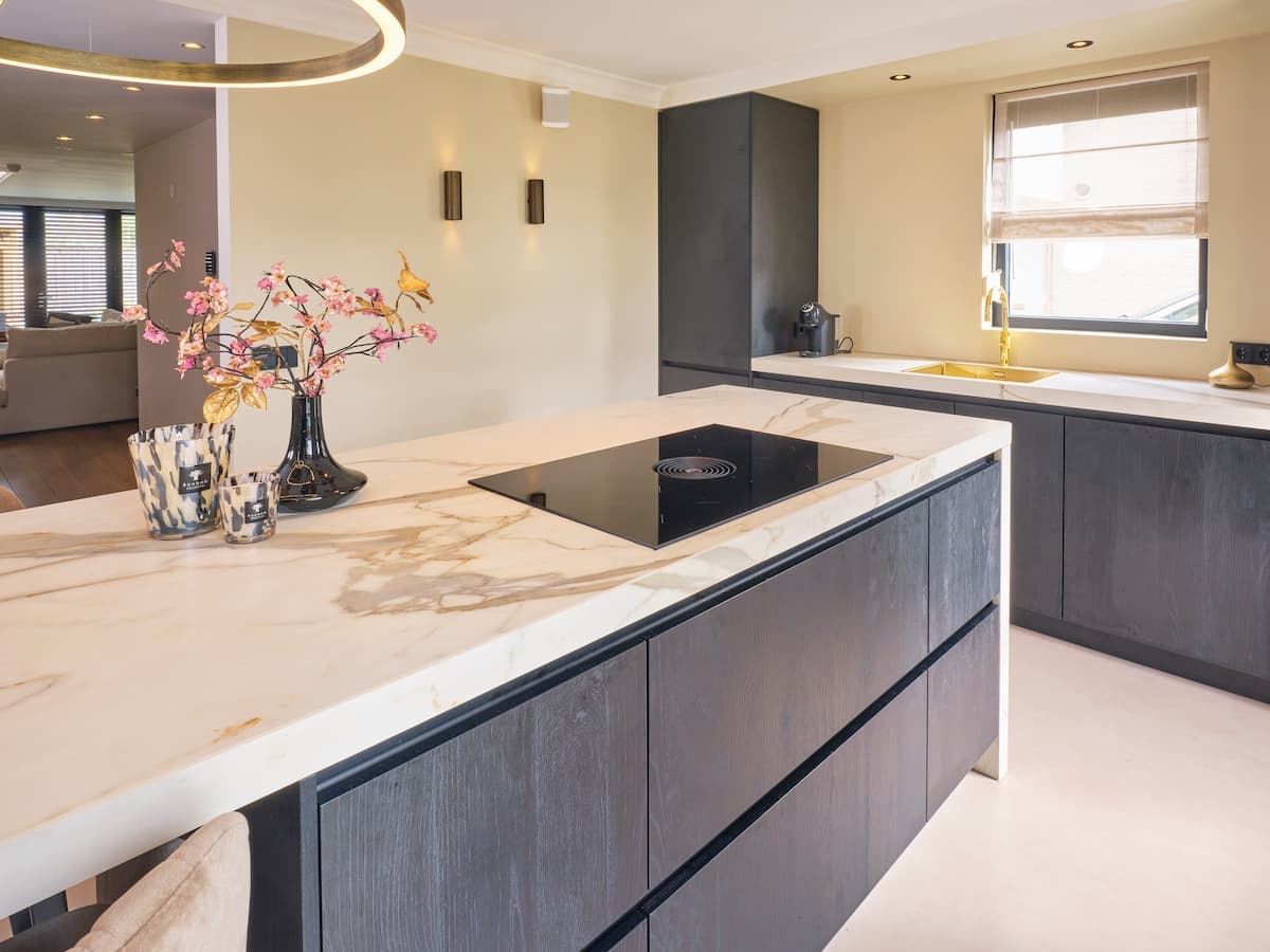 Eilandkeuken met donkere houten kasten