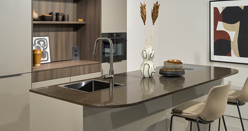 Beige keuken met bar