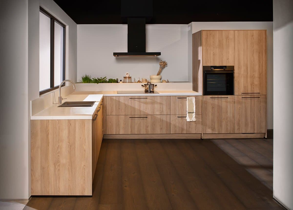 Keuken van beton en hout