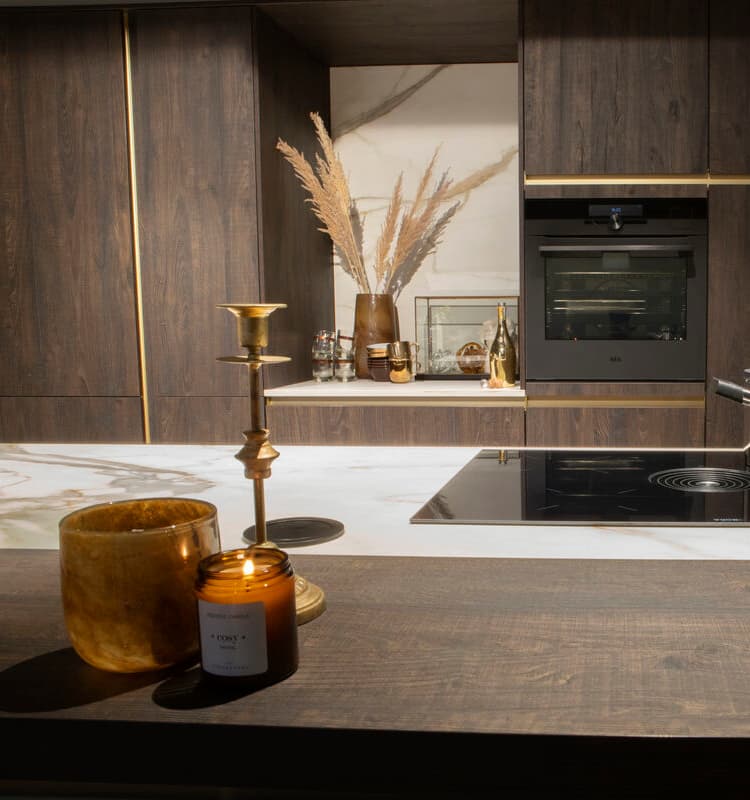 Industriele keuken met donkerhout en accenten.jpg