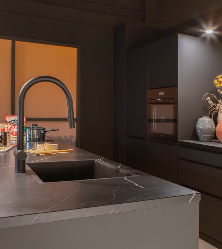 Zwarte keuken in industriele stijl met kookeiland.jpg