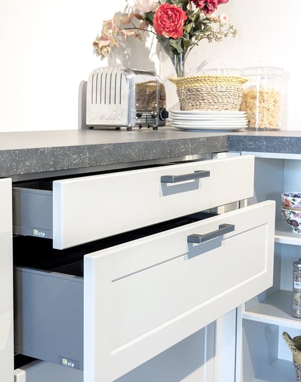 Klassieke hoekkeuken lades wit.jpg