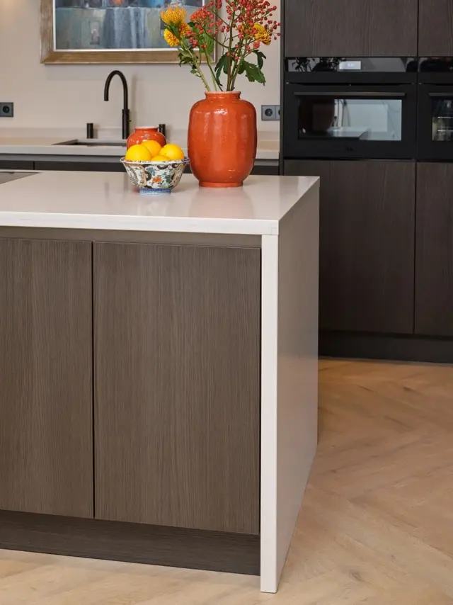 Moderne eilandkeuken houtbruin