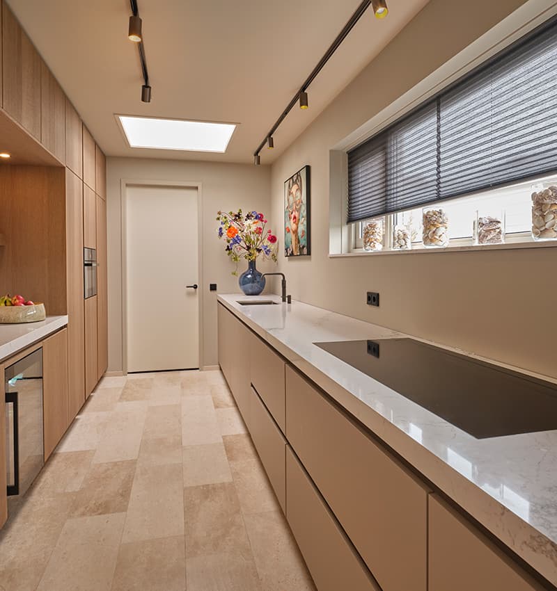 Parallel-keuken-Japandi-licht-houtlook-fronten-en-beige.jpg