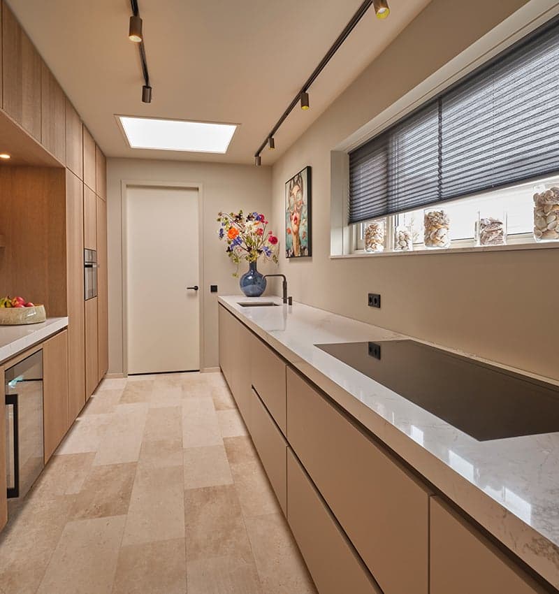 Parallel-keuken-Japandi-licht-houtlook-fronten-en-beige.jpg