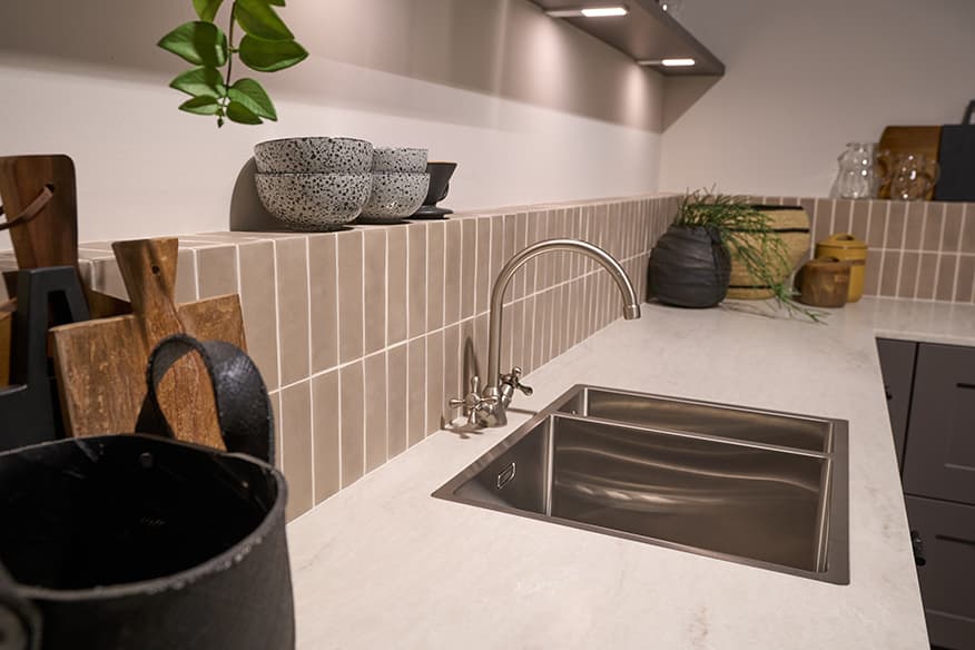 Keuken-met-tegels-als-achterewand