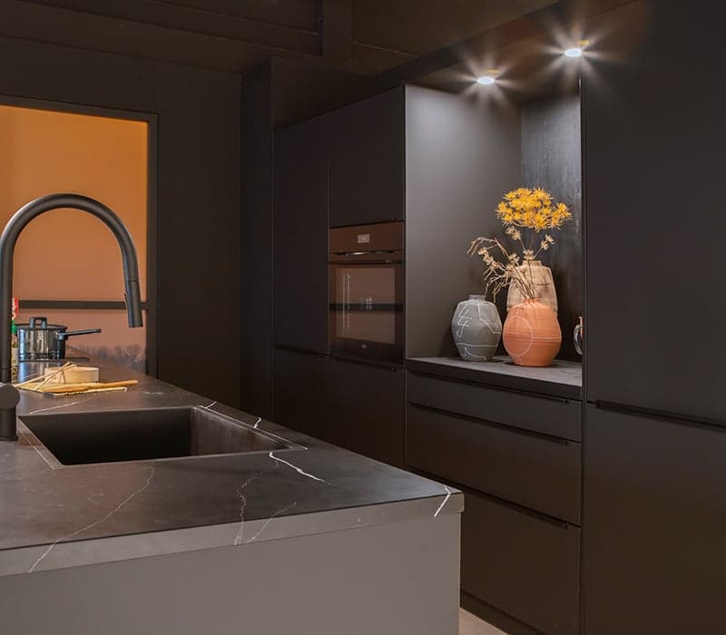 Matzwarte-keuken-met-zwarte-accessoires