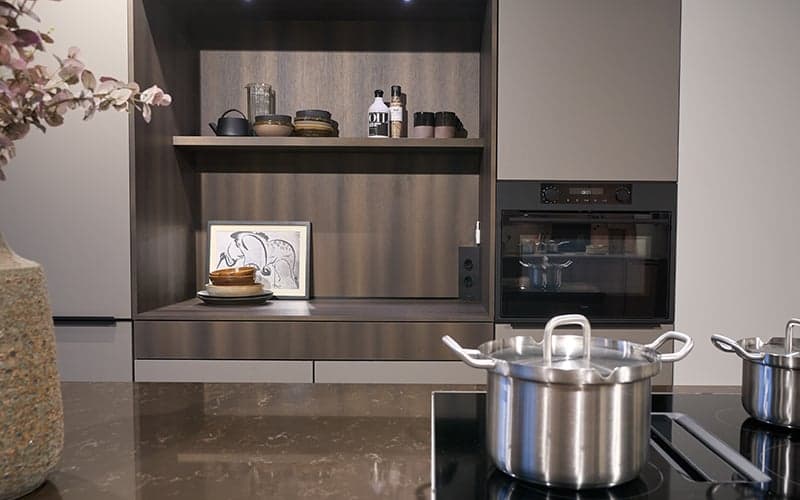 Nis-en-achterwand-in-beige-keuken