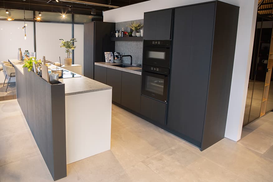 Keuken-mat-lichtgrijs-met-kookeiland-en-kastenwand