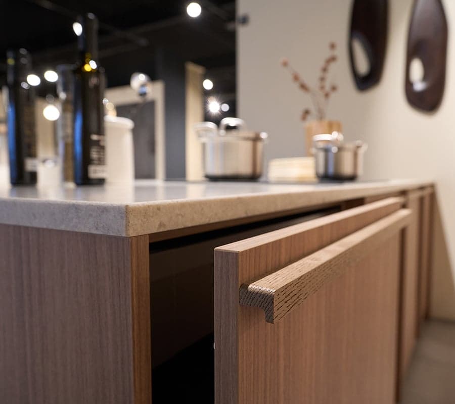 Houten keuken met lade in kookeiland