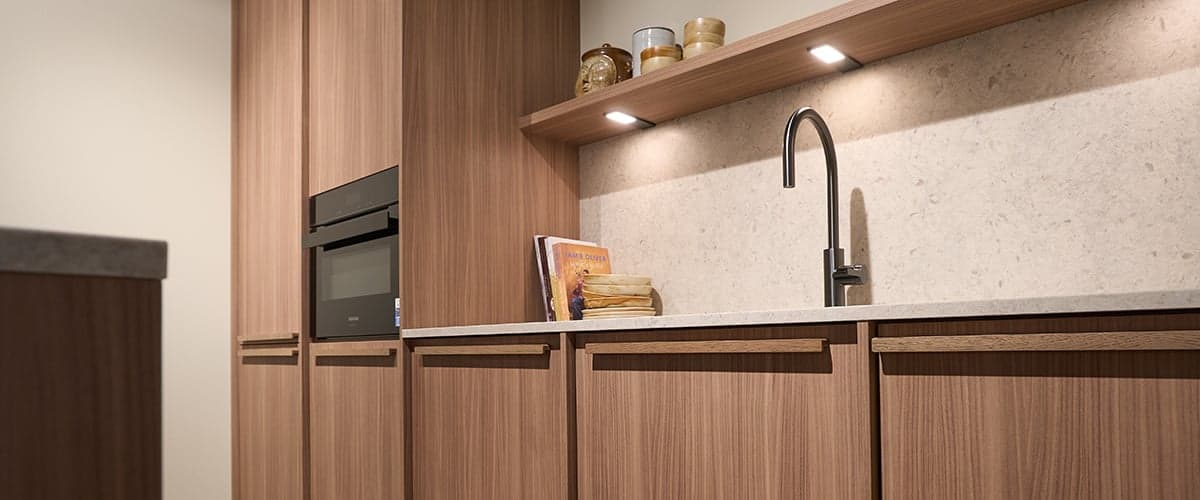 Houten-keuken-met-verlichting-in-wandplank
