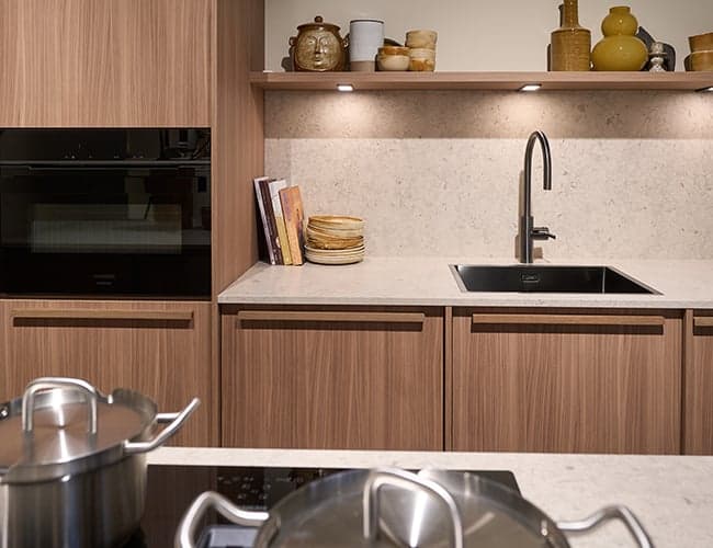 Keuken-met-houtnerf-fronten