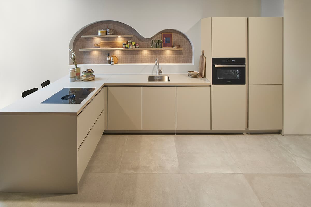 Tulp-Kiezelgrijs-hoekkeuken-met-bar