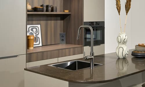 Taupe-keuken-met-afgerond-werkblad-bruin