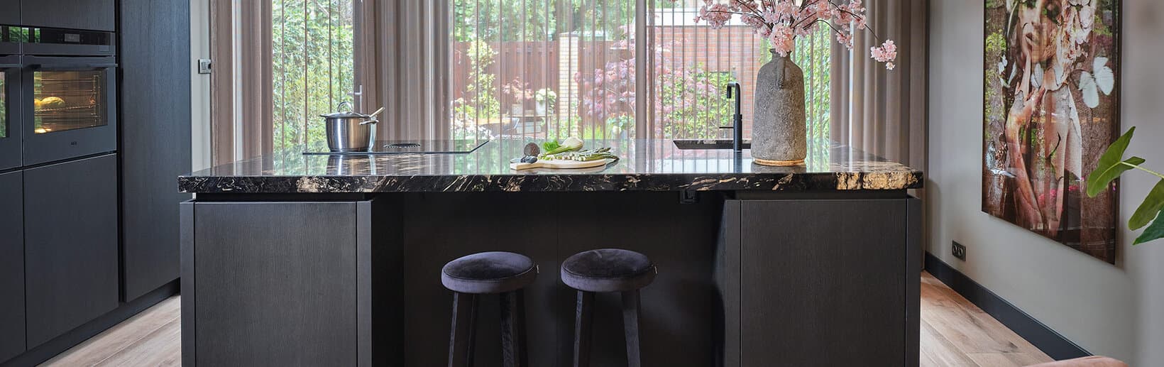 csm_Tulp-keuken-zwart-kookeiland_6ffd5d8ec0.jpg