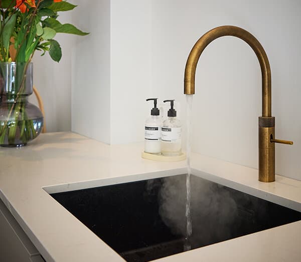 csm_Quooker-Messing-Patina-in-moderne-eilandkeuken_dcb280e14c.jpg