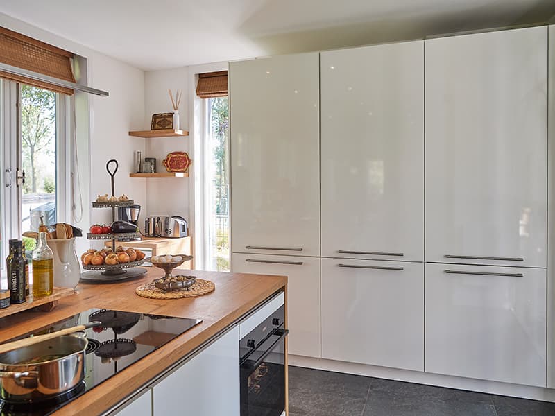 Kastenwand-met-wit-hoogglans-front