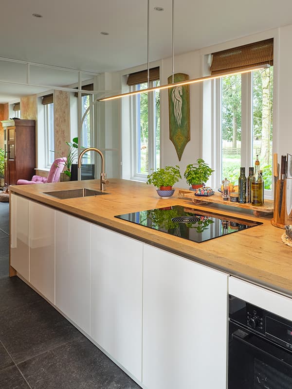 Kookeiland-overzicht-glanzend-witte-fronten