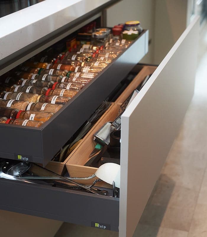 Keukenlade kruiden georganiseerd.jpg