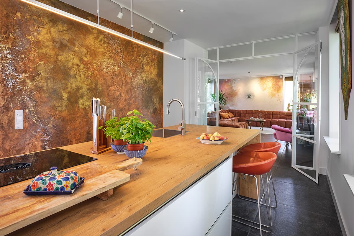 Witte-eilandkeuken-met-houten-werkblad