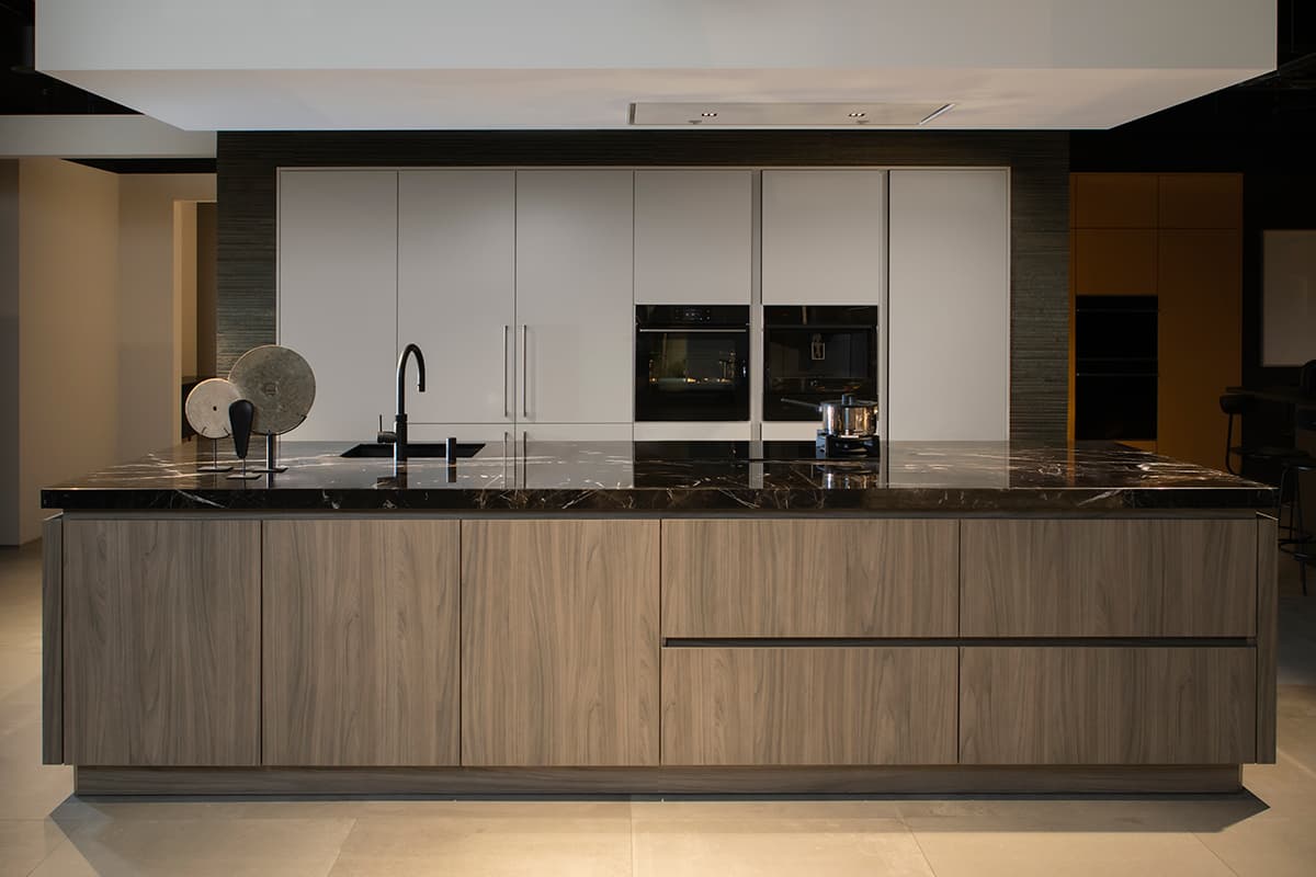 Tulp-Walnoot-Parelwit-eilandkeuken