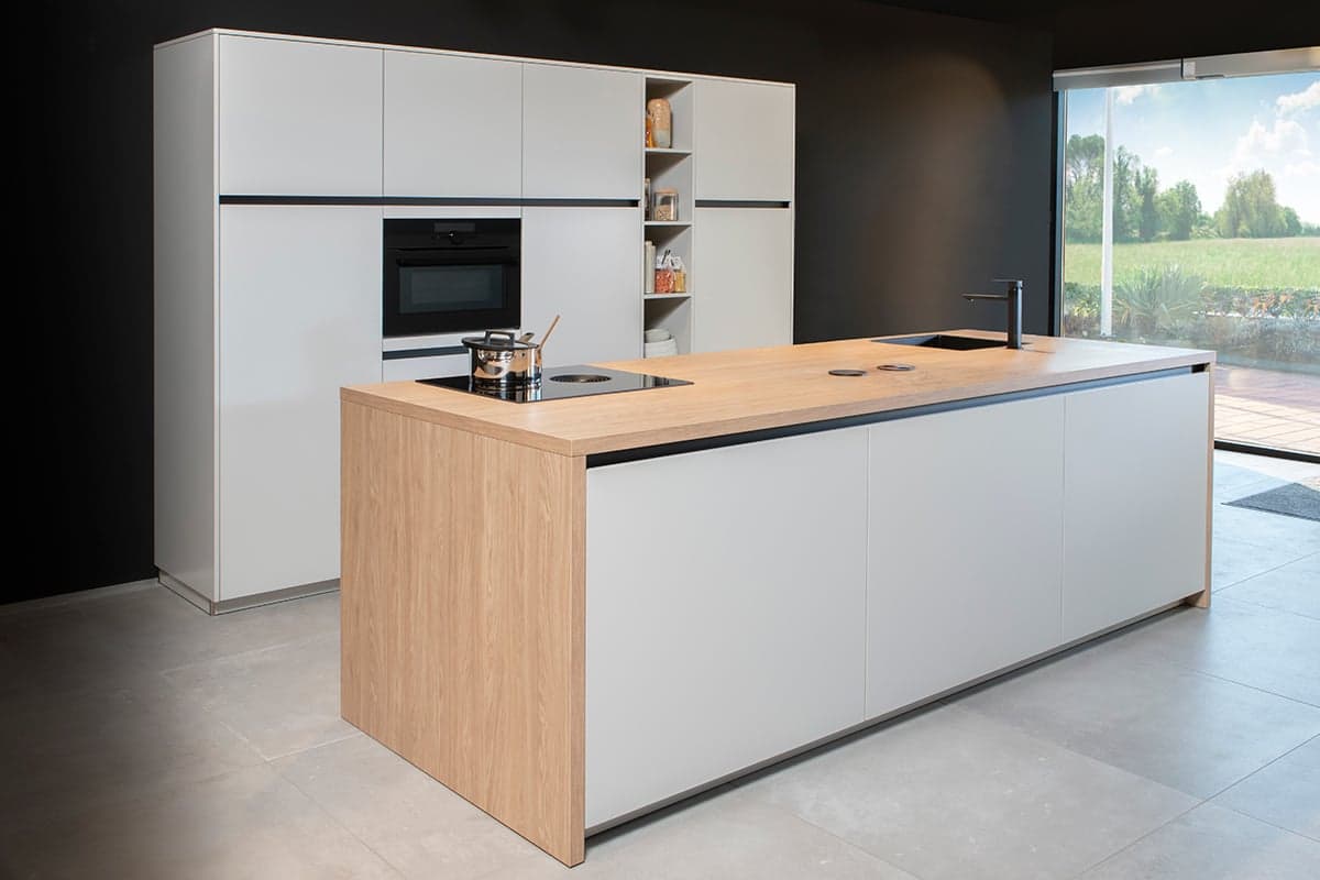 Tulp-Krijt-Mat-wit-met-houten-keuken