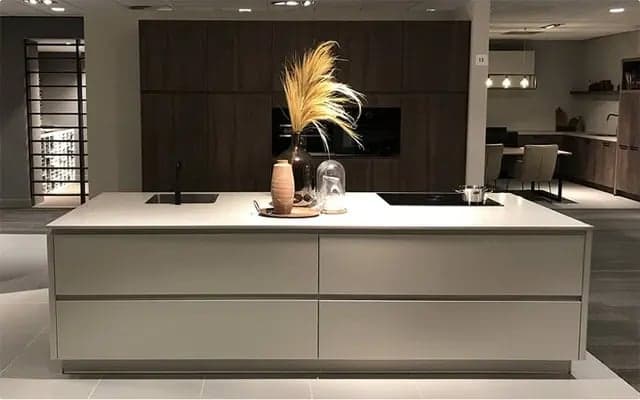 Eilandkeuken-met-houten-kastenwand